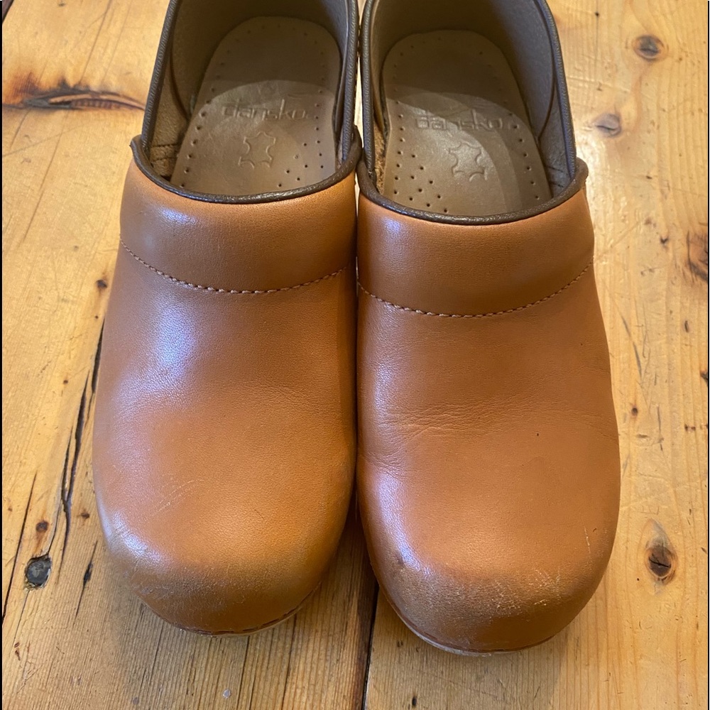 Dansko tan size 6 clogs